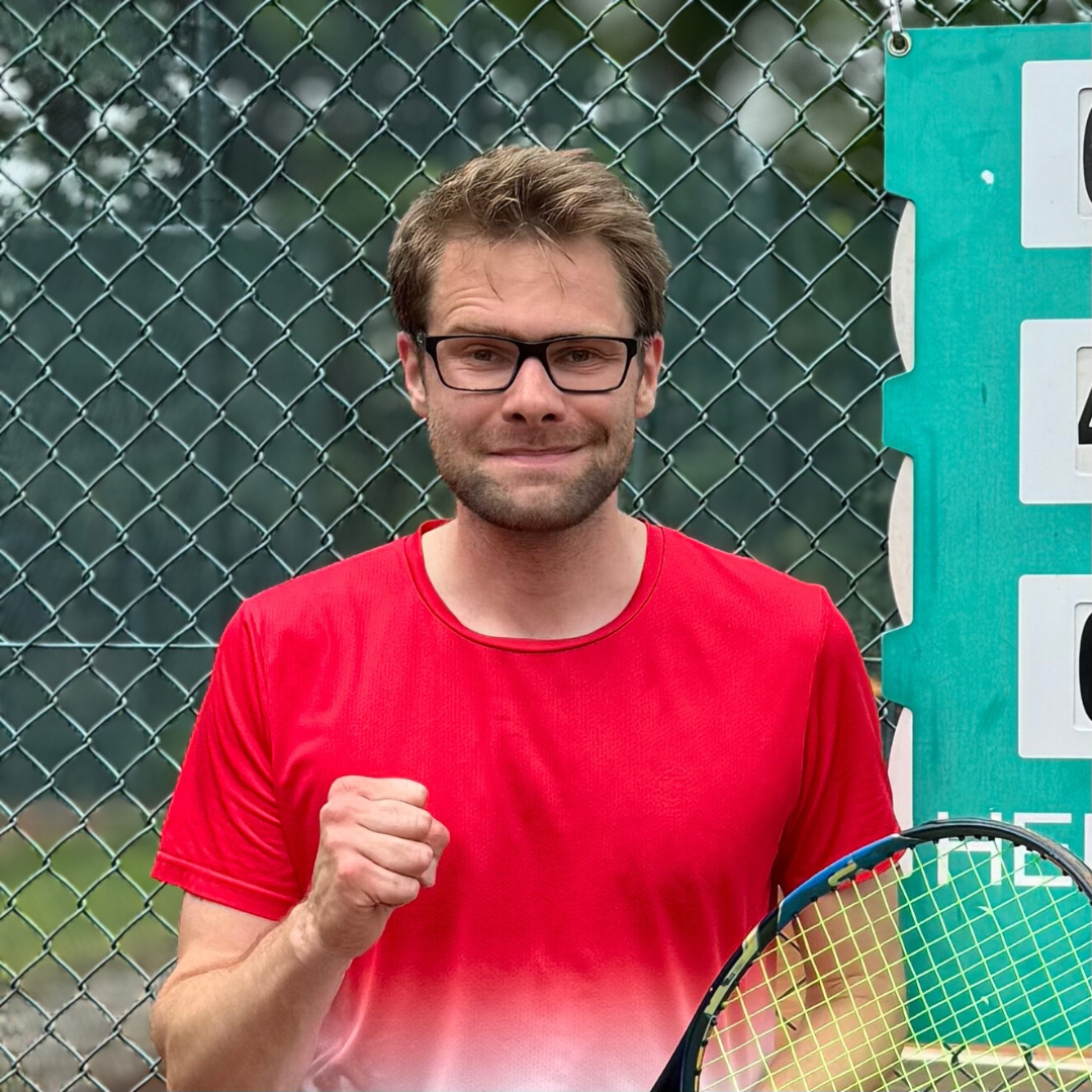Stephan Simann auf dem Tennisplatz, mit geballter Faust nach einem gewonnenen Match.